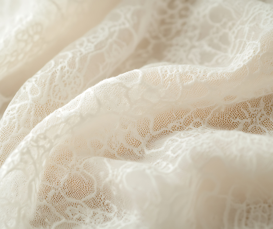 Detail svatebních šatů – materiál a zpracování